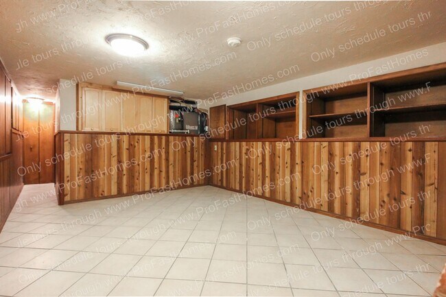 Building Photo - 7840 SW West Slope Dr