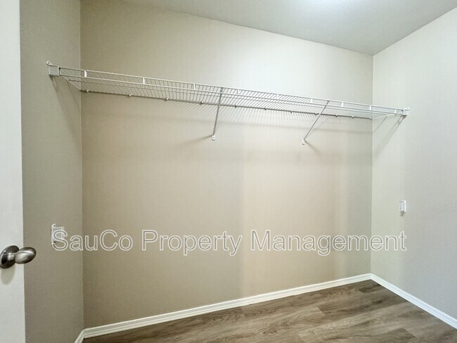 Building Photo - 4572 SE Olivewood St