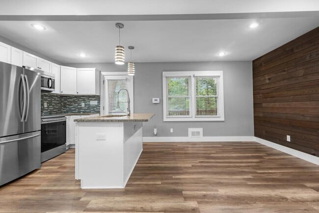 Building Photo - 1699 Flintwood Dr SE