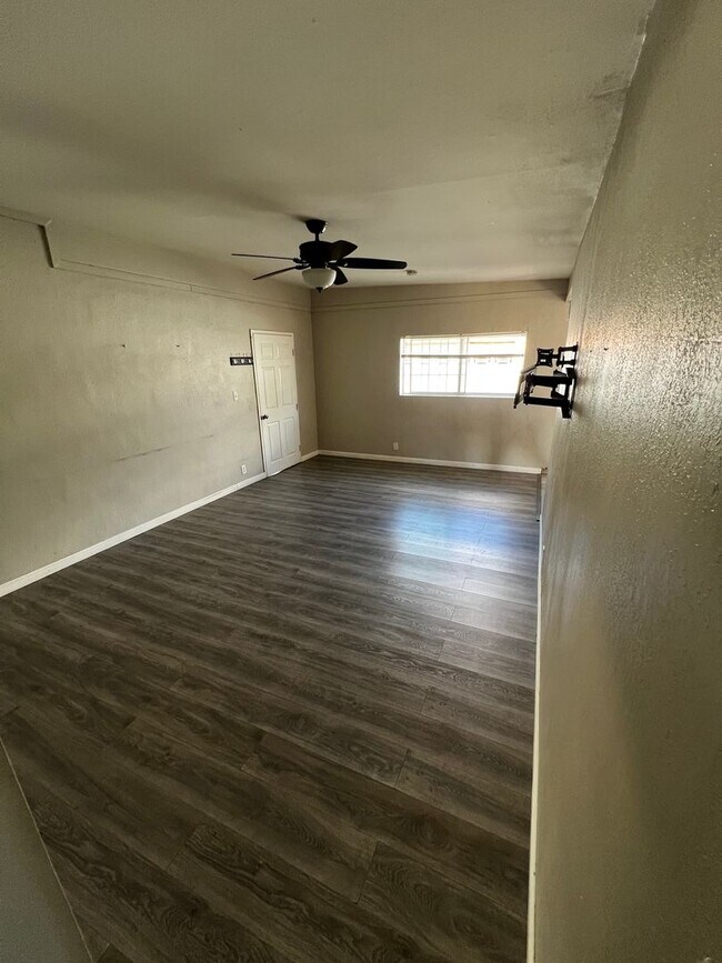 Building Photo - 3 Bedroom Duplex