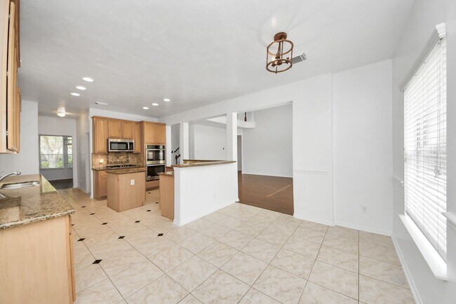 Building Photo - 1605 Spring Glen Ln