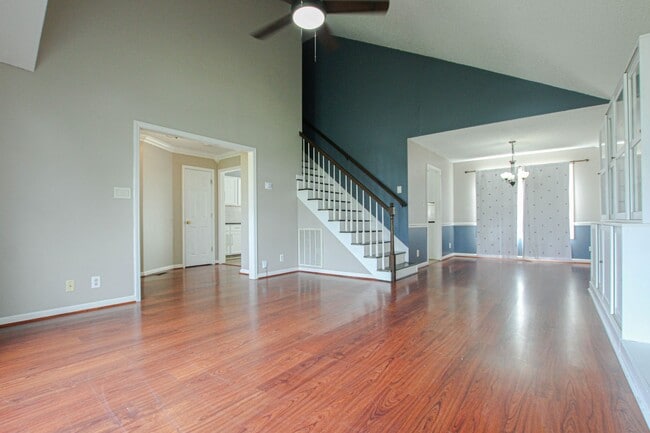 Building Photo - Pet Friendly Two Bedroom!