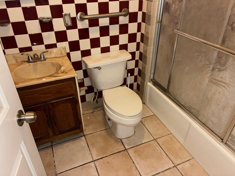 Building Photo - Room in House on Dupree St