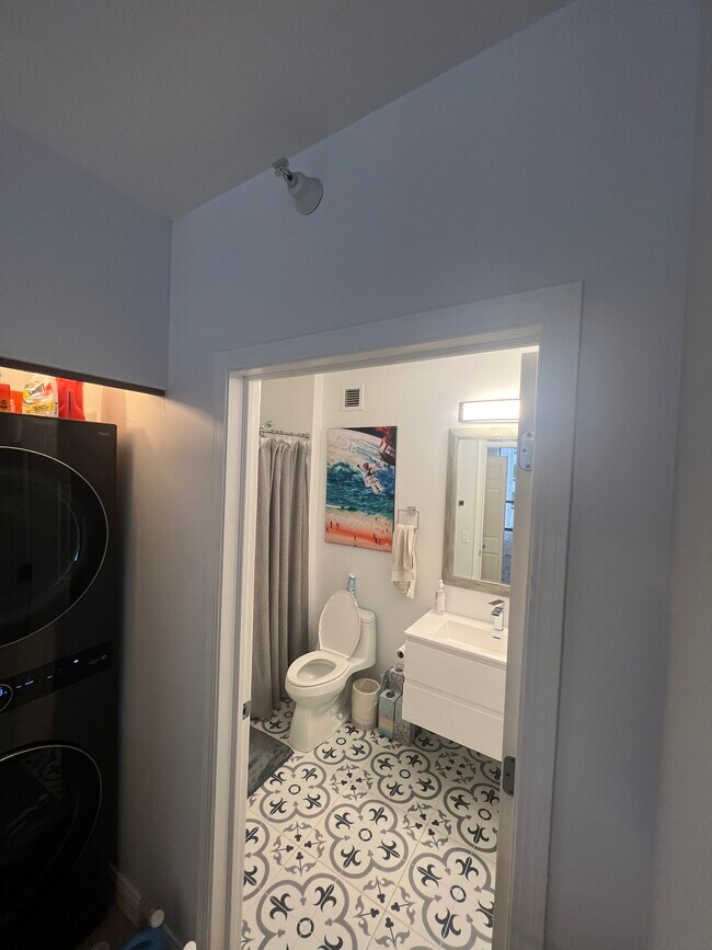 Building Photo - 635 N Dearborn St