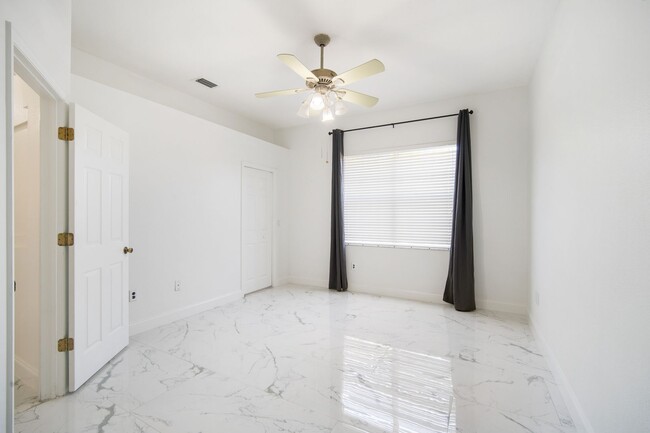Building Photo - Enjoy the luxury living in Kingshyre, a hi...