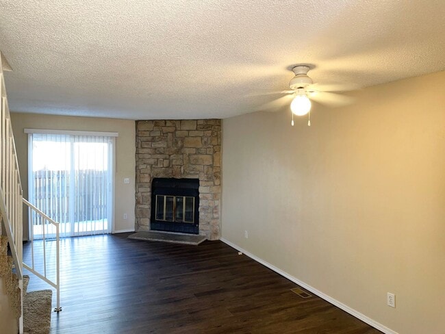 Building Photo - 2 BEDROOM TOWNHOME IN A PRIME LOCATION!!