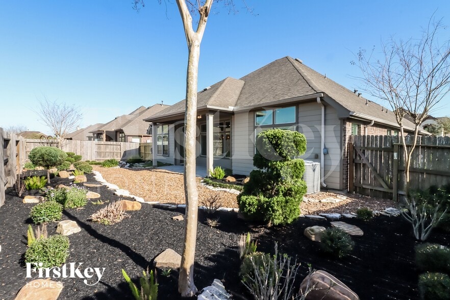 Building Photo - 6011 Little Grove Dr