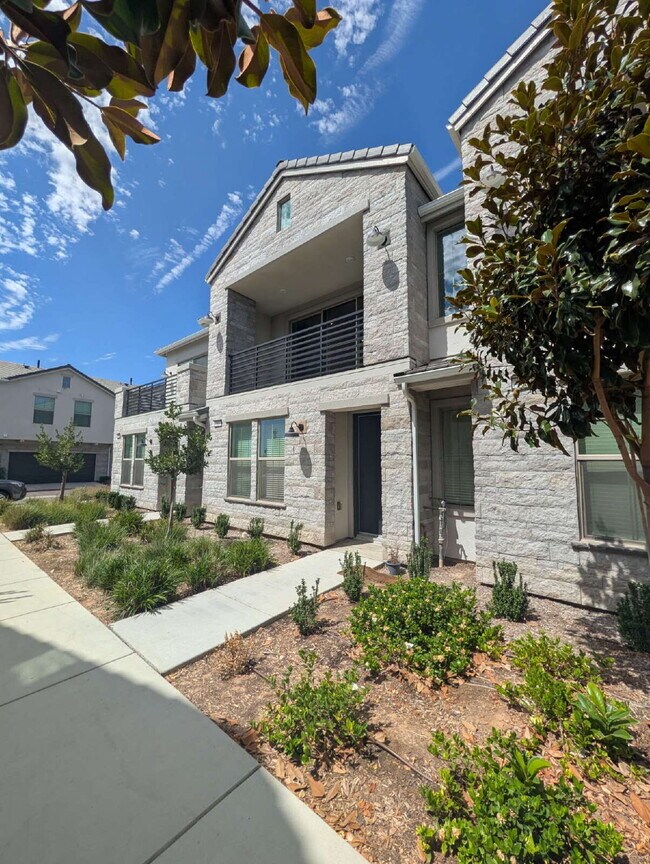 Building Photo - 563 N Cindy Ln