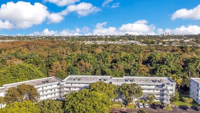 Building Photo - 105 Royal Pk Dr