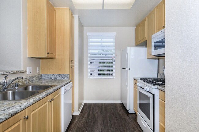 Building Photo - Laurel Glen Apartment Homes