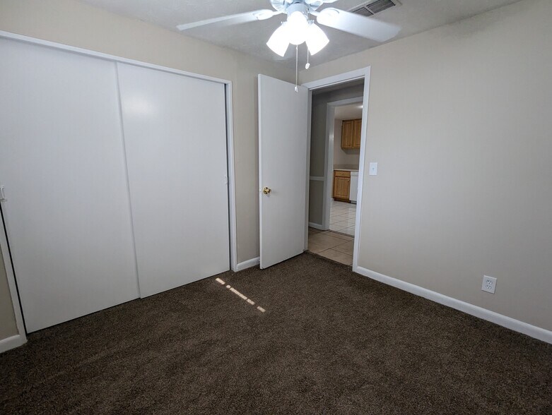 Building Photo - 6941 Delisle Dr