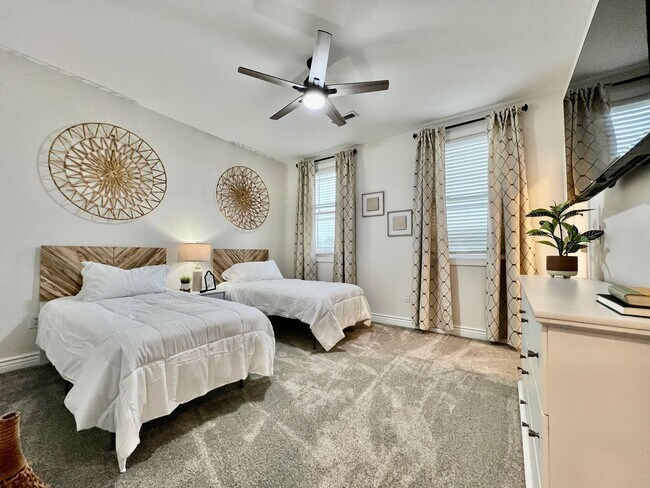 Building Photo - NEW, big, beautiful, Executive Home Libert...