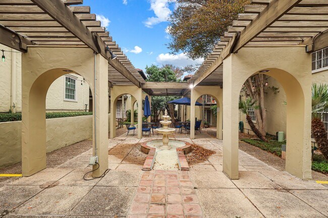 Building Photo - Alamo Heights Condo