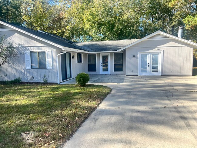 Building Photo - Three Bedroom Two Bath Home in Riverbend