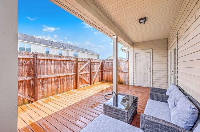 Building Photo - Spacious End-Unit Townhome with Modern Com...