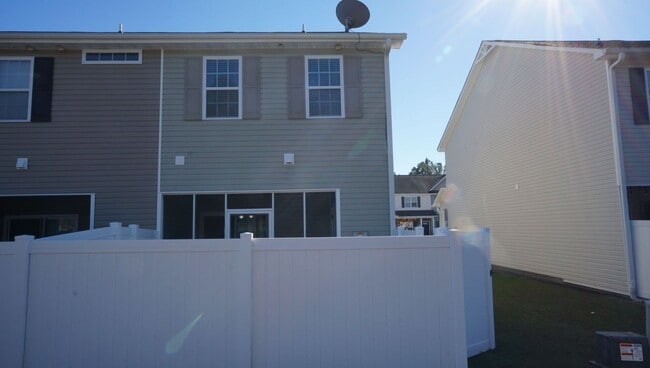 Building Photo - Two Bedroom Two and half Bathrooms Townhome!