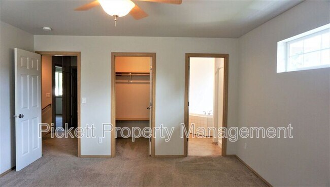 Building Photo - 2500 NE Helm St