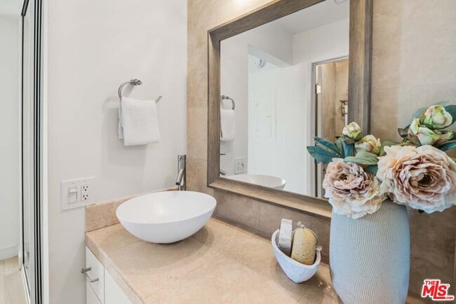 Building Photo - 10747 Wilshire Blvd