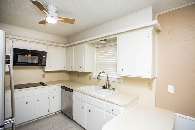 Building Photo - 1407 Elkhart Ave