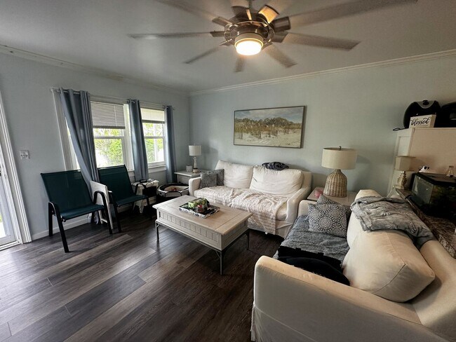Building Photo - Cozy Updated Studio Unit in Central Island...
