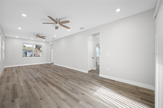 Building Photo - 6900 Dartmouth Ave N