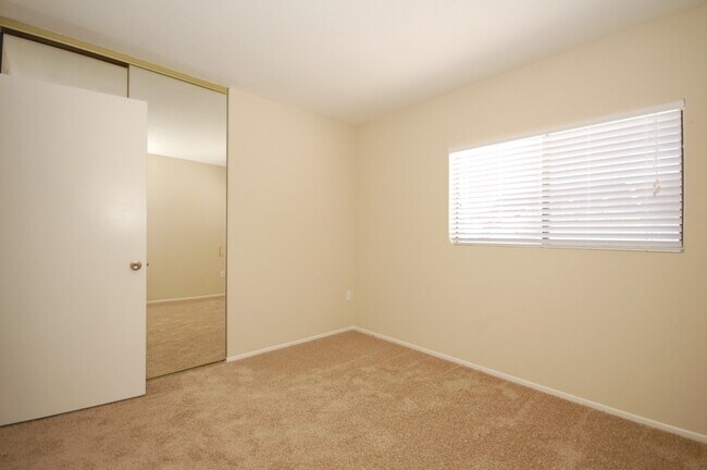 Building Photo - Beautiful 4BR/2.5BA Condo in Tanglewood!!!