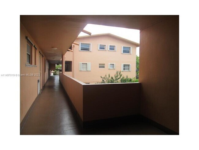 Building Photo - 120 Royal Palm Rd