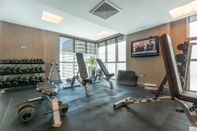 Building Photo - 950 Brickell Bay Dr