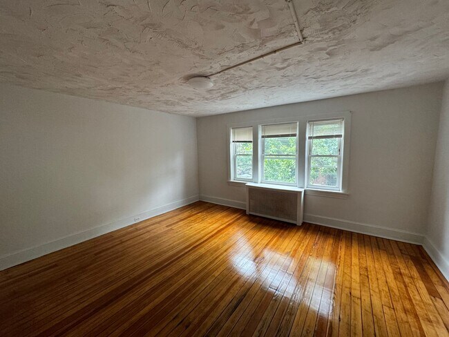 Building Photo - 445 S 17th St
