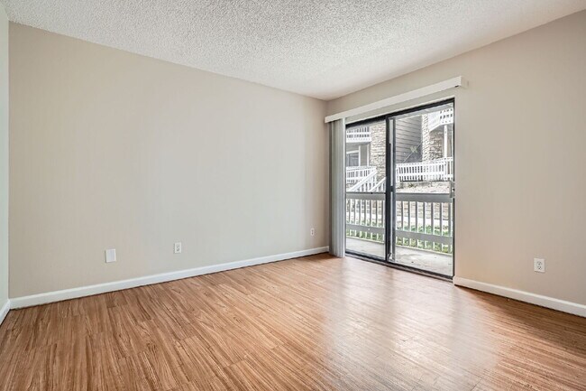 Building Photo - Spacious 1,177 sq ft 3-Bed / 2-Bath Condo ...