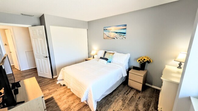 Building Photo - Annual furnished/Seasonal/short term 2 bedroom 1 1/2 bath top floor, renovated condo near Siesta ...