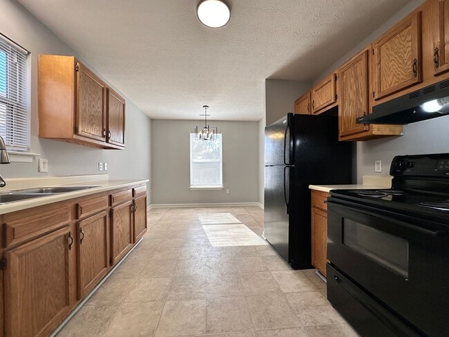 Building Photo - Three-Bedroom Ranch Close to Downtown