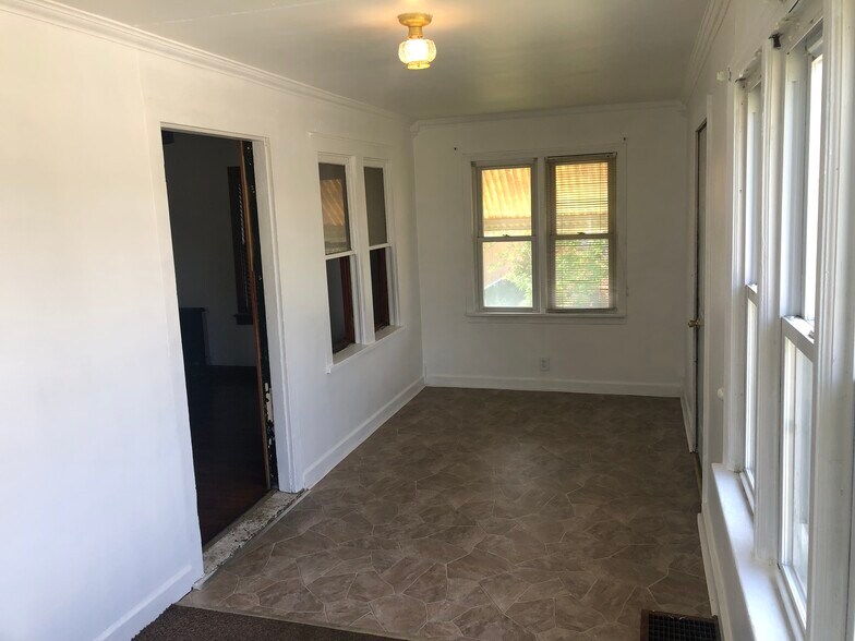 Front entryway (enclosed porch) - 14607 Hoyne Ave
