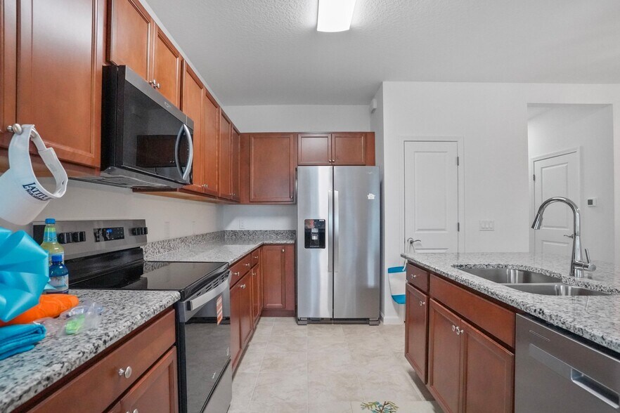 Building Photo - 9400 Daydream Dr