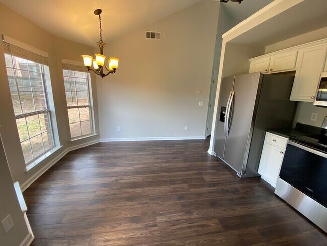 Building Photo - Beautiful Brick Home in Mt Juliet - Pet Fr...