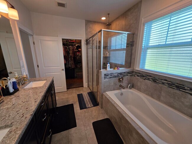 Building Photo - 2521 Lantana Ln