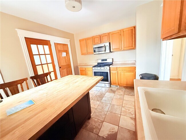 Building Photo - 948 Monroe Ave