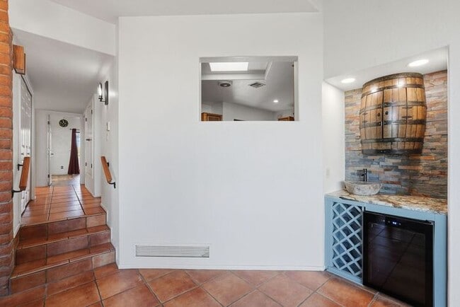 Building Photo - 770 N Lazy J Wy