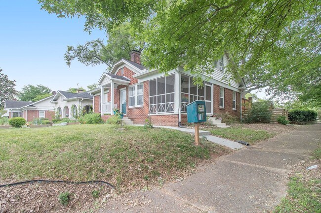 Building Photo - 3 Bedroom 2 Bath Brick Bungalow