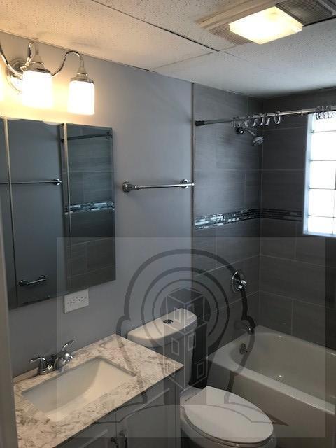 Building Photo - 4 bedroom in DEERFIELD IL 60015
