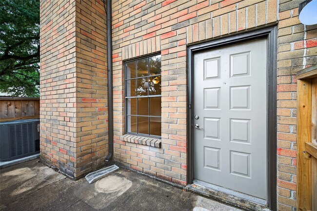Building Photo - 9850 Pagewood Ln