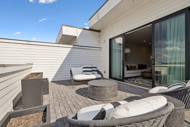 Building Photo - Experience elevated living in this beautifully crafted brick residence located in the heart of Ed...