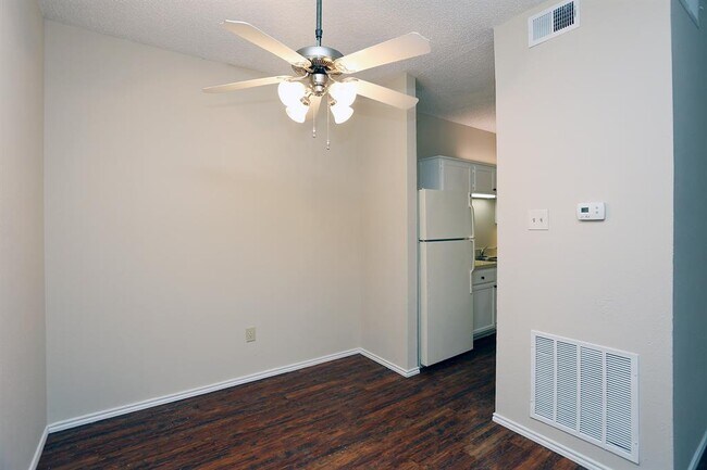 Building Photo - 9254 Forest Ln