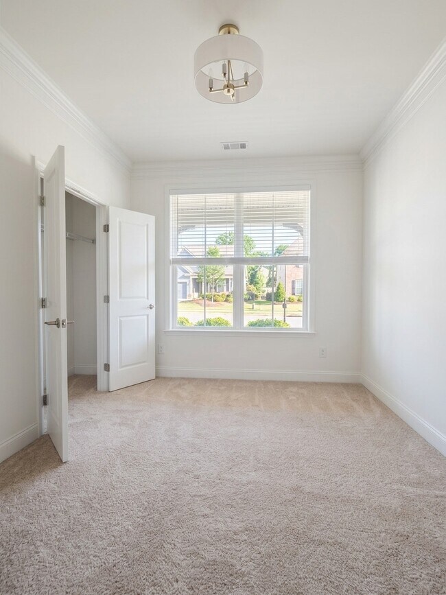 Building Photo - 384 Yardley Ln