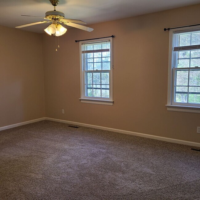Building Photo - Incredible Townhouse in N Chesterfield!