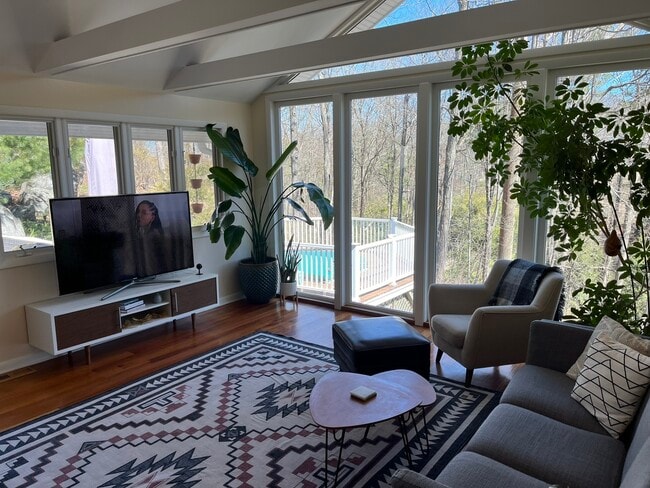 Building Photo - 172 Ponus Ave