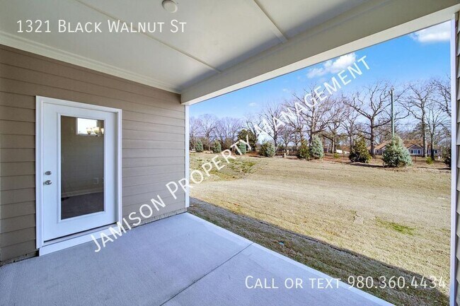 Building Photo - 1321 Black Walnut St