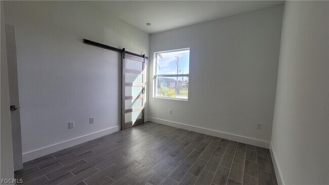 Building Photo - 424 SW 28th Ave