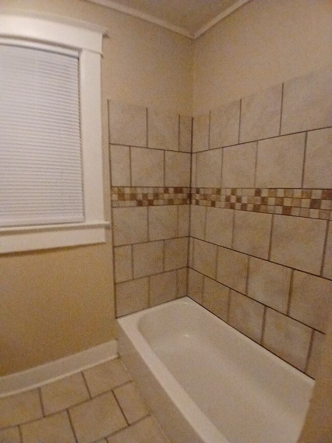 Building Photo - Newly Renovated 1BR/1BA Duplex near U of M