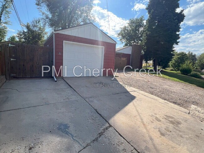 Building Photo - 3000 S Holly Pl